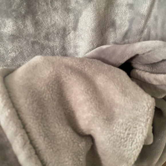 Better Homes And Gardens Soft Gray throw blanket pre-owned - Picture 7 of 15